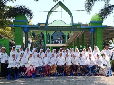 Para Guru SDIT Al-Azhar Kediri dalam peringatan Hari Santri